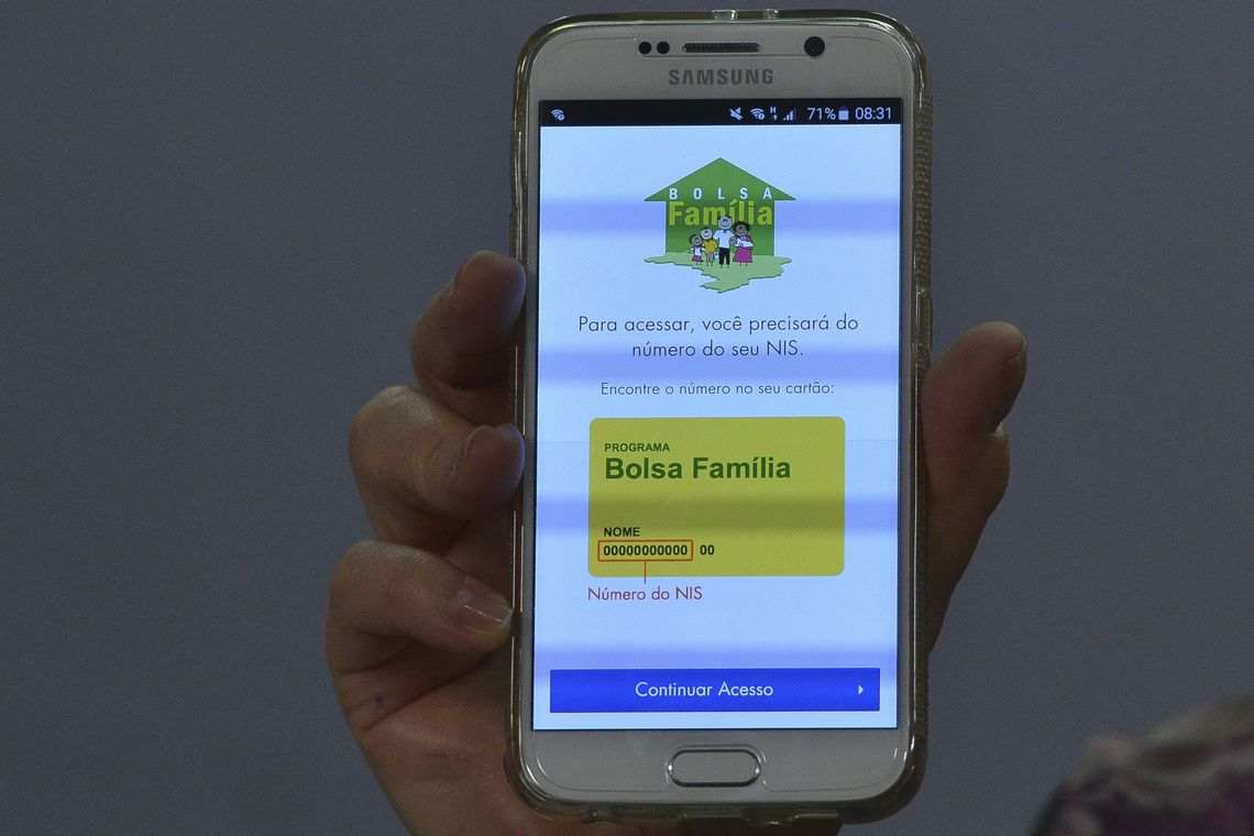 Governo tira da previdência para pagar 13° do Bolsa Família, diz Folha