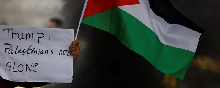 Palestinos entram em confronto com forças israelenses contra o plano de paz de Trump