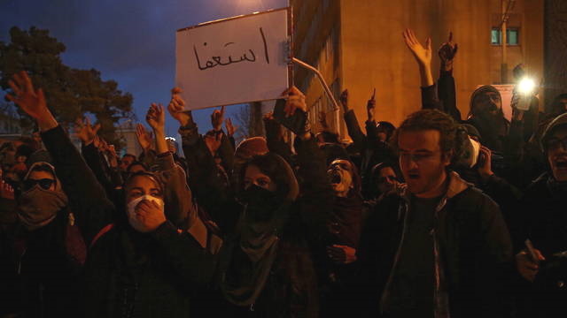 Iranianos pedem saída de aiatolá após país admitir culpa por queda de avião