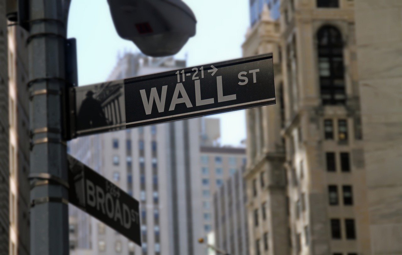 Placa de Wall Street mostrando prédios ao fundo Empresas dos EUA divulgaram seus balanços nesta quinta-feira.