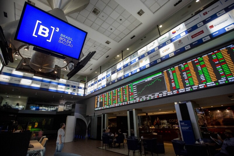 Bolsa de valores segue em alta, acompanhando mercados globais