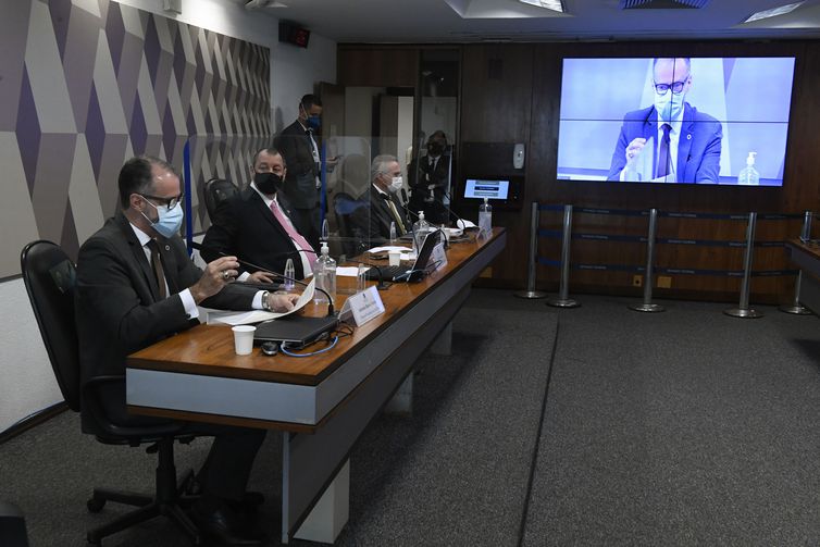 Presidente da Anvisa confirma proposta do governo para mudar bula da cloroquina