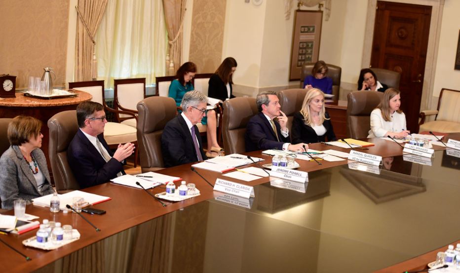 Fed mantém juros estáveis e aumenta projeções para PIB e inflação