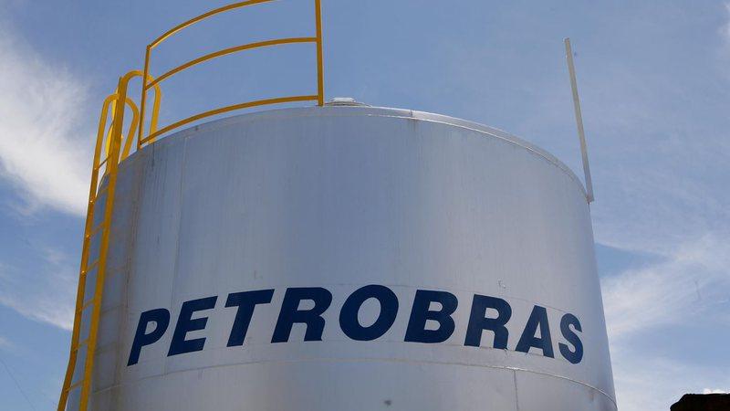 Em queda de braço com governo, Petrobras (PETR4) eleva preço de combustível