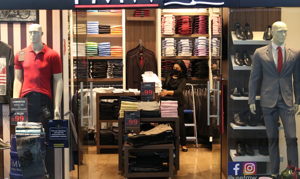 Índice de Confiança do Comércio sobe 7,4 pontos em maio, diz FGV-Ibre