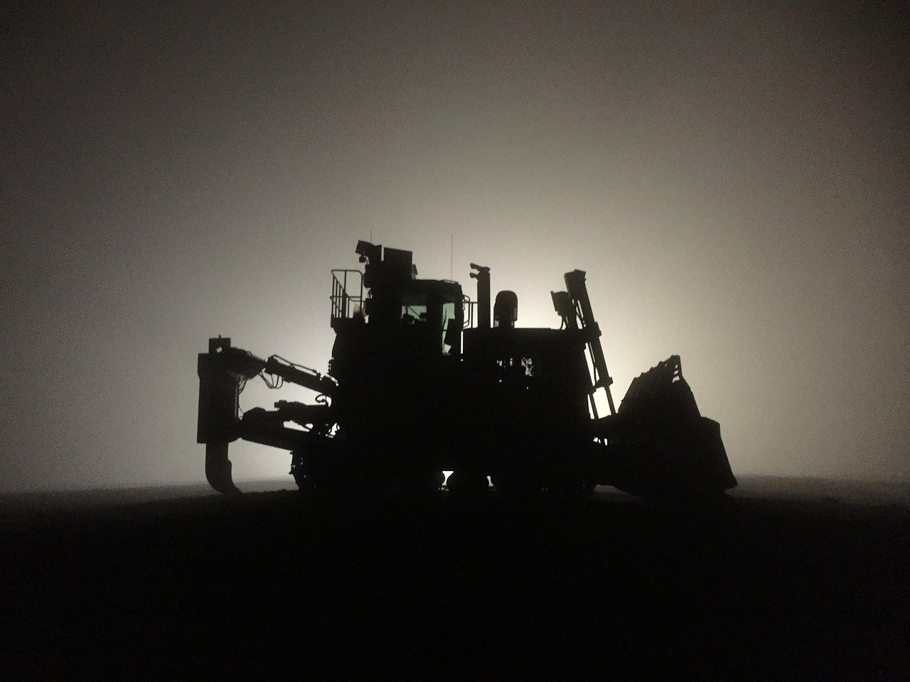 Imagem mostra um trator de mineração.