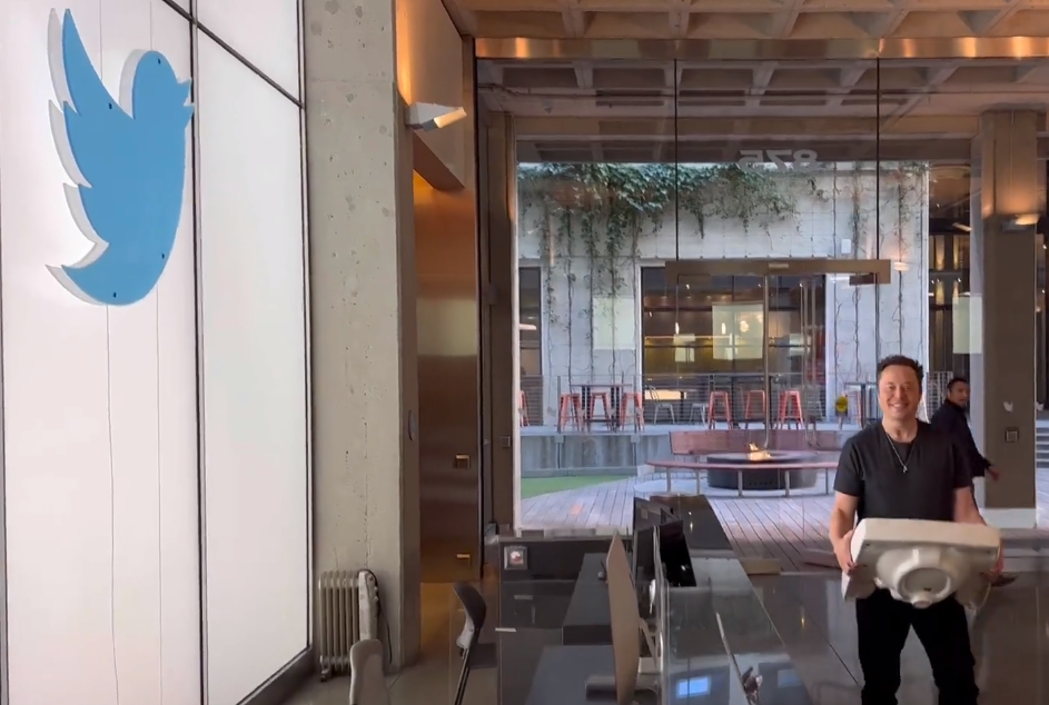 Elon Musk anuncia compra do Twitter (TWTR34) em postagem na própria rede