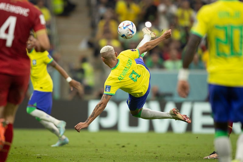 Brasil vence na estreia em Copa do Mundo de números bilionários