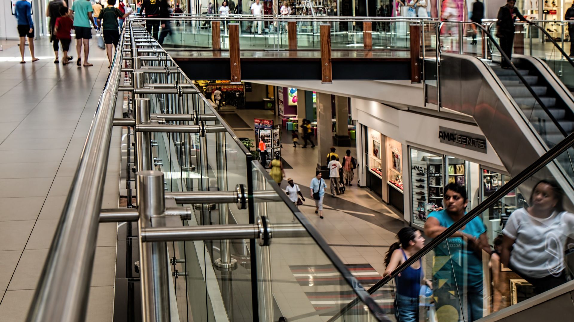 Foto de pessoas circulando em um shoppinFoto de pessoas circulando em um shopping para ilustrar matéria sobre o Relatório Jolts do mercado de trabalho nos EUAg
