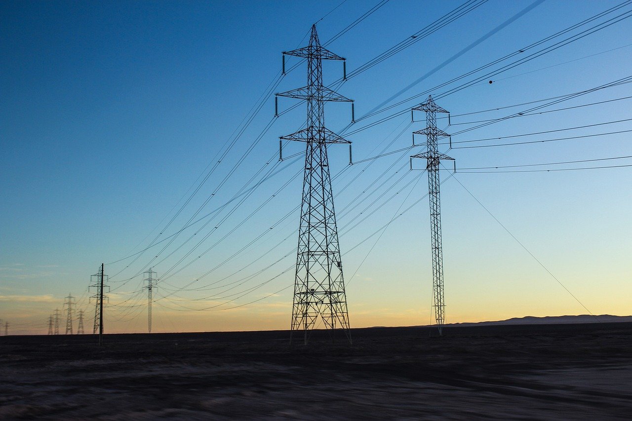 Imagem mostra torres de energia elétrica.