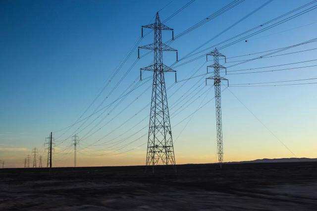 Imagem mostra torres de energia elétrica.