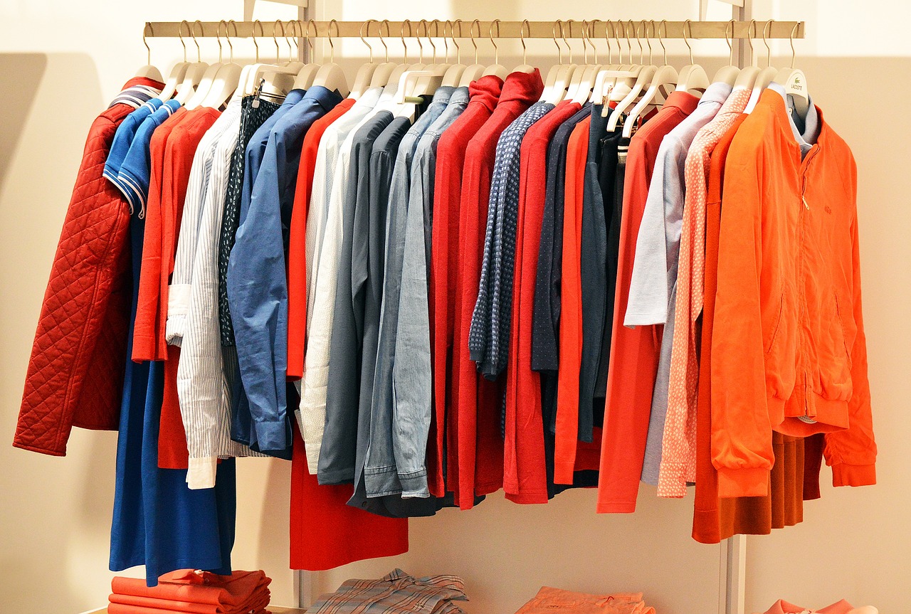 Imagem mostra um cabide de roupas masculinas.