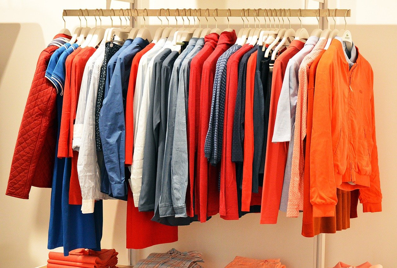 Imagem mostra um cabide de roupas masculinas.