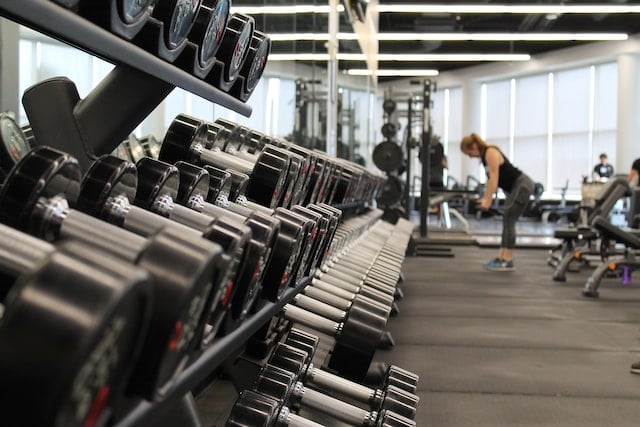 Imagem mostra uma academia de musculação.
