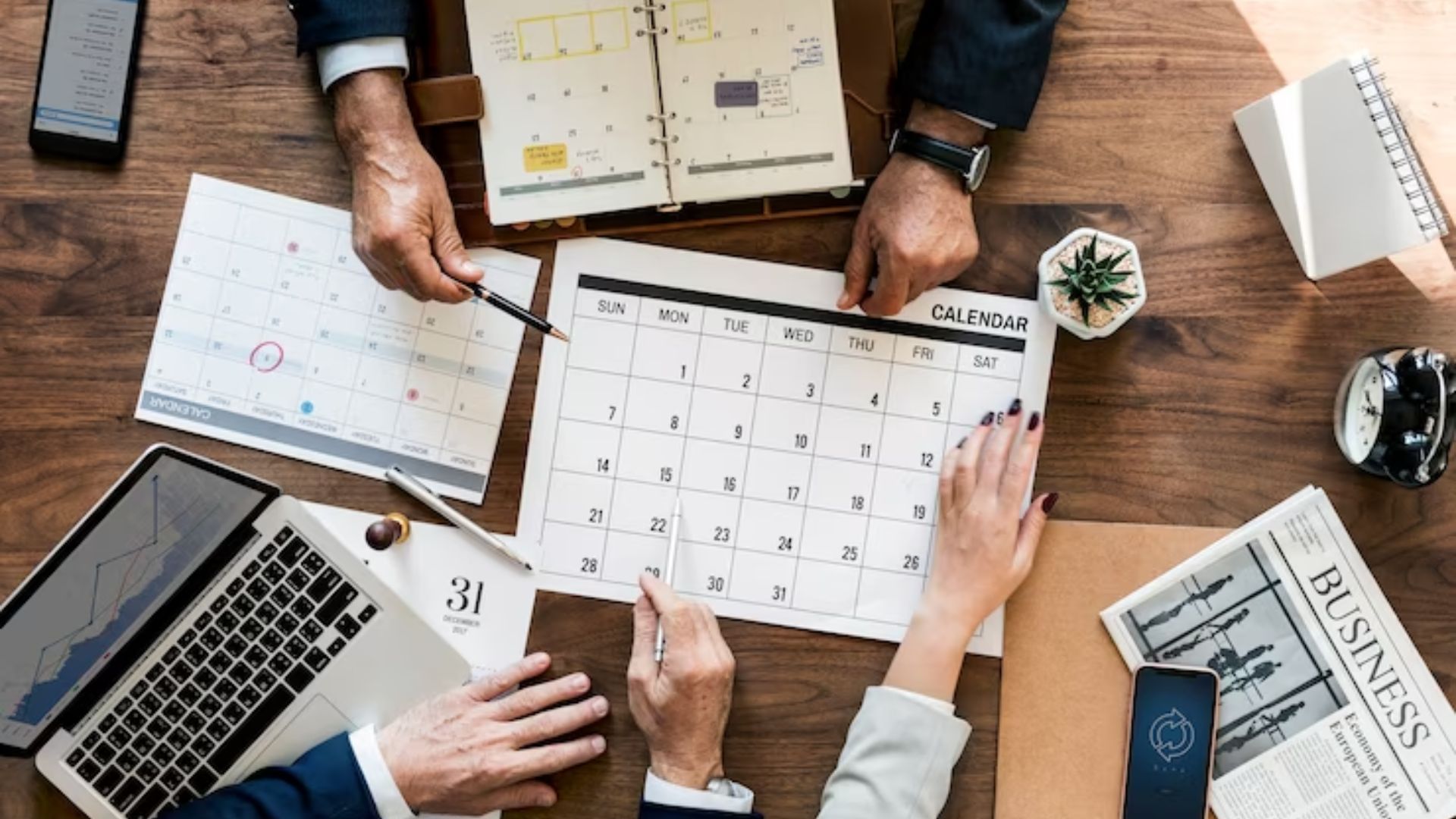 imagem de pessoas com calendário: resumo da semana