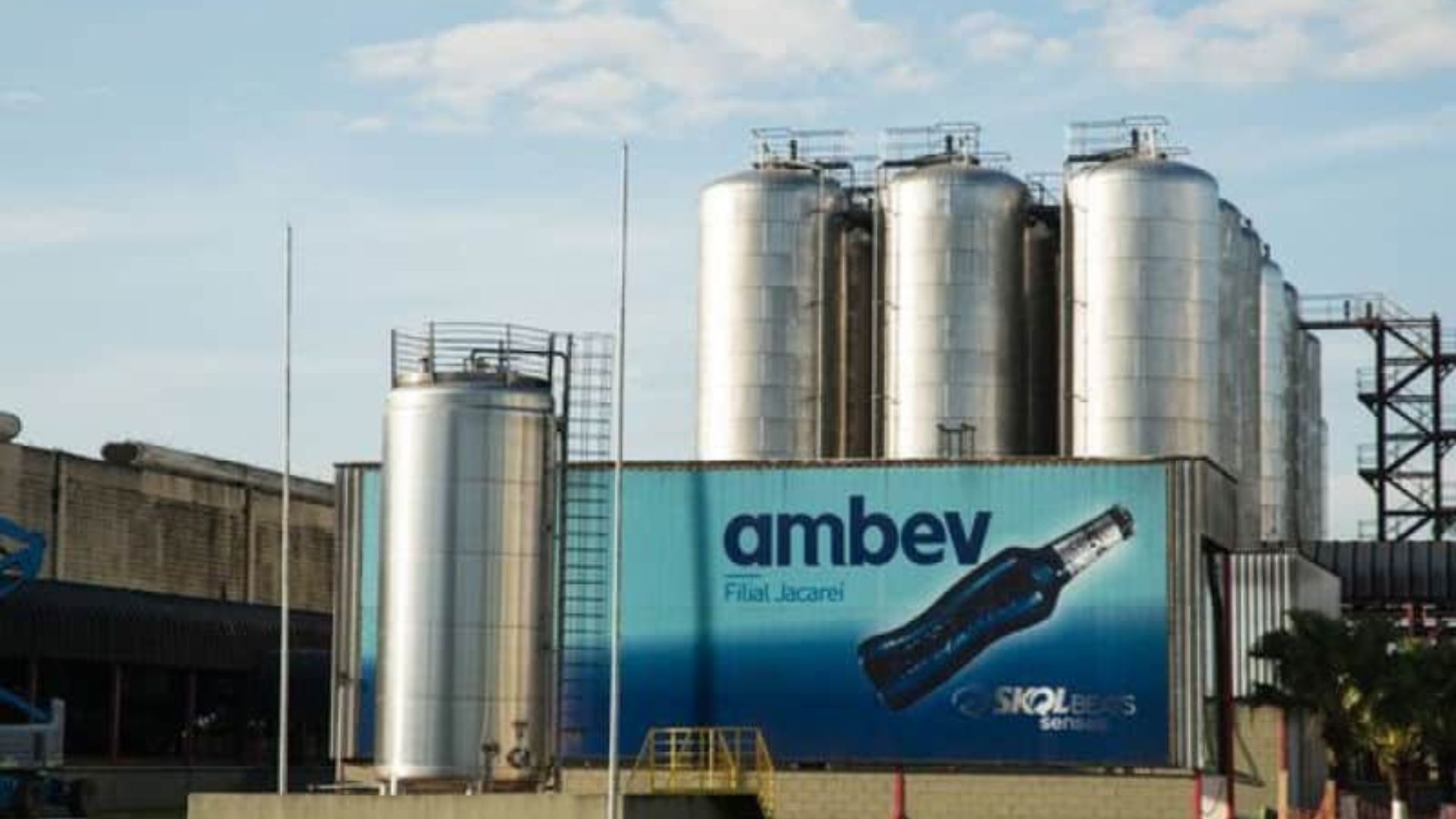 Ambev (ABEV3) tem lucro líquido de R$ 4,015 bilhões no 3TRI23, alta de 24,9%
