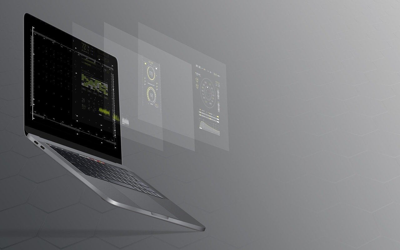 Imagem mostra um notebook com uma aplicação aberta na tela.