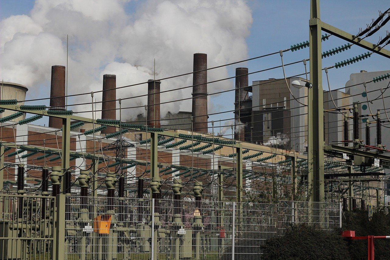 Imagem mostra uma estação de energia elétrica.