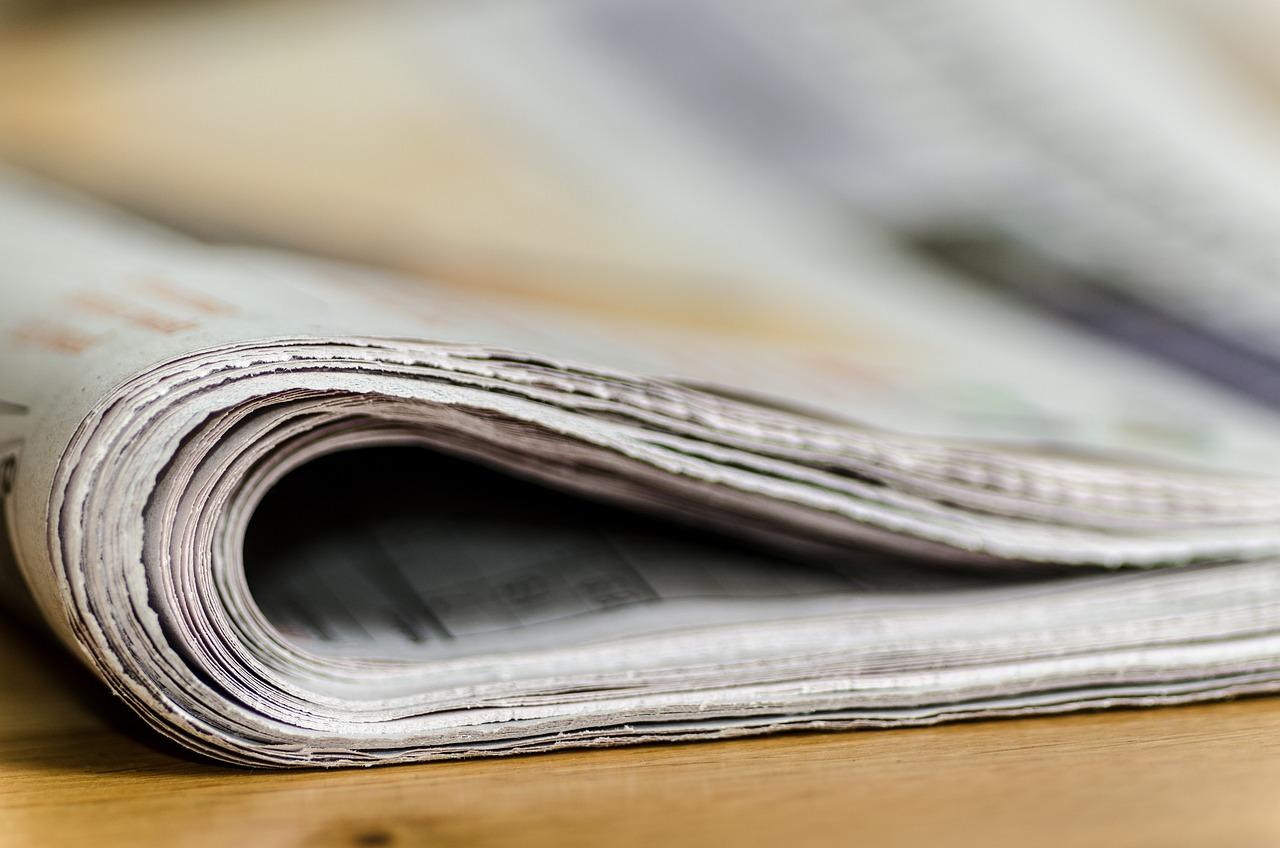 Jornal dobrado sobre uma mesa
