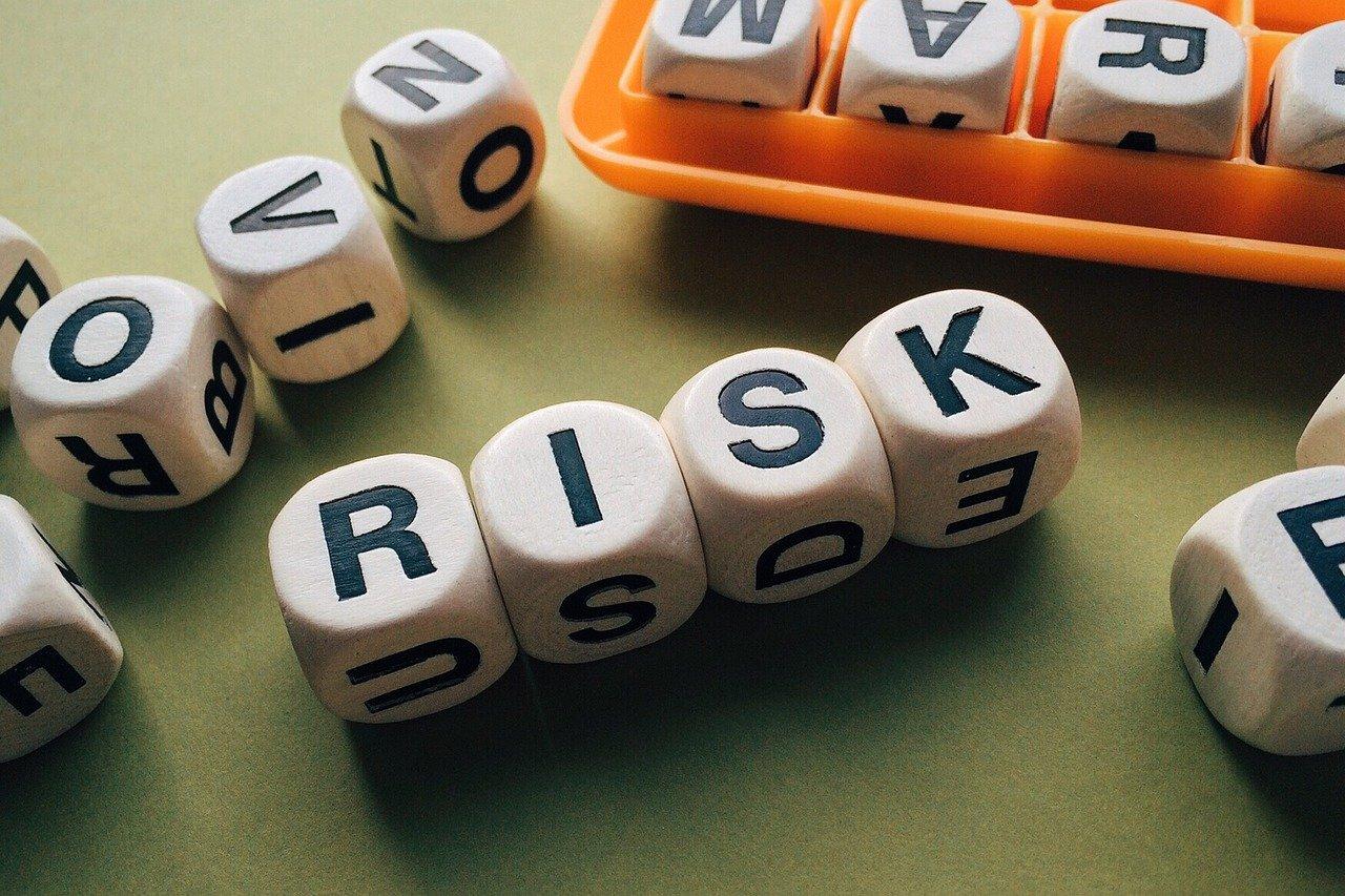 dados que formam a palavra risk: prêmio de risco