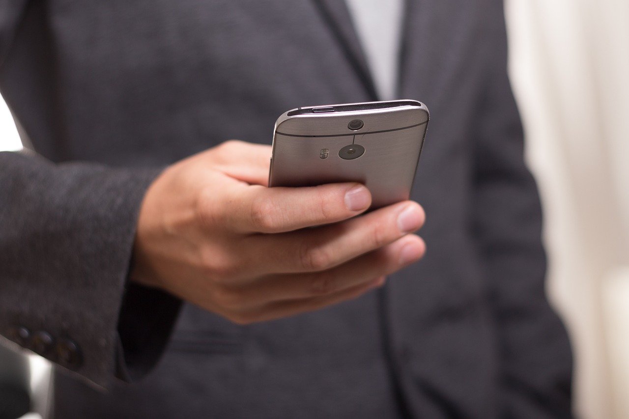 homem segurando celular: tudo sobre HGCR11 e HGFF11