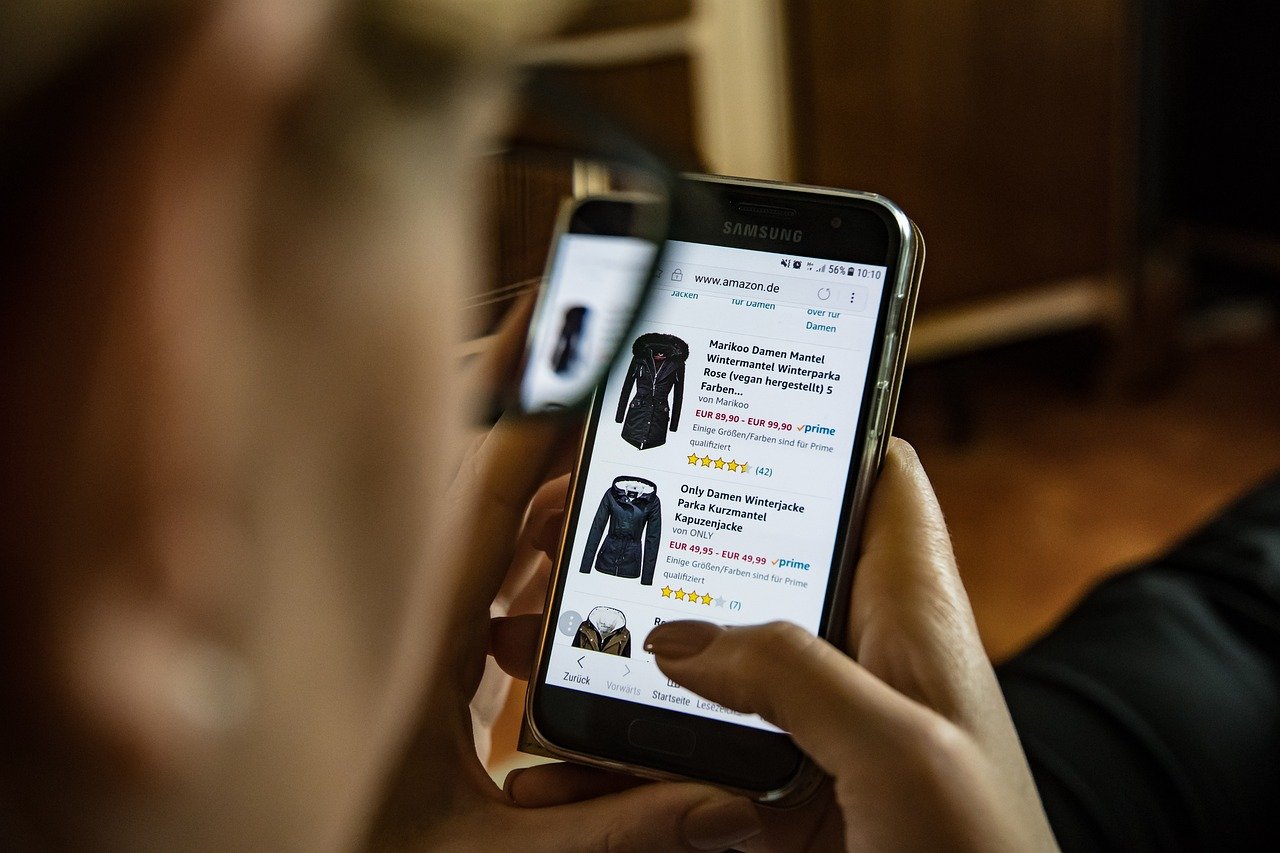Imagem mostra um consumidor fazendo compras no app do celular.