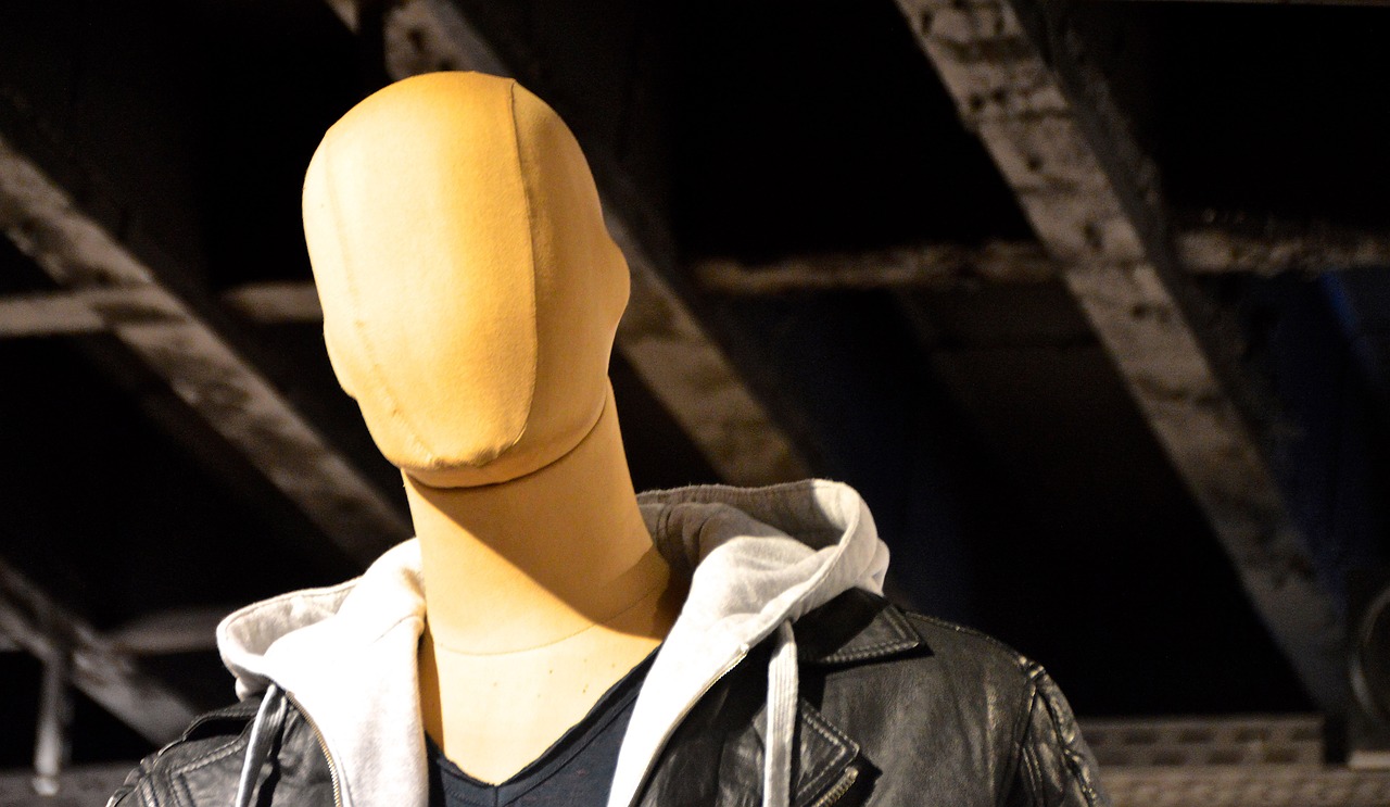 Imagem mostra um manequim de moda masculina.