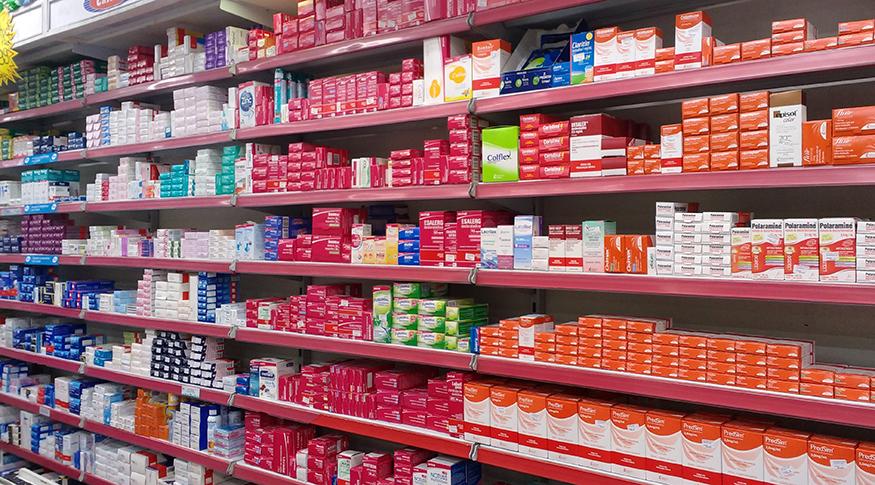 Imagem mostra prateleira de remédios para ilustrar IPCA de abril, que teve impacto forte de medicamentos