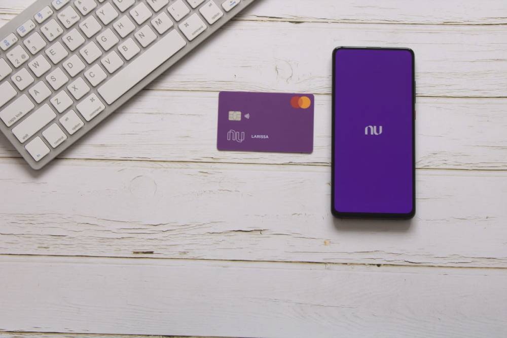 Nubank (NUBR33) demite 296 funcionários no Brasil