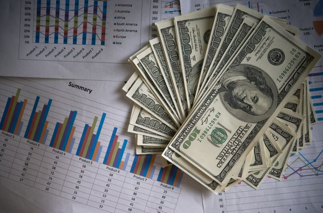 Como investir em dólar: 4 opções para aproveitar a queda da moeda