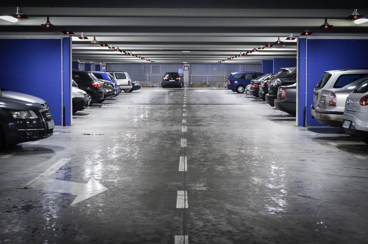 Imagem mostra um estacionamento.