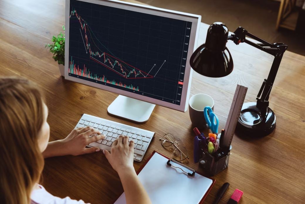 foto de mulher analisando gráfico de ações: small cap