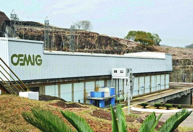 Fachada de uma instalação da Cemig (Companhia Energética de Minas Gerais), com logotipo visível e vegetação ao redor.