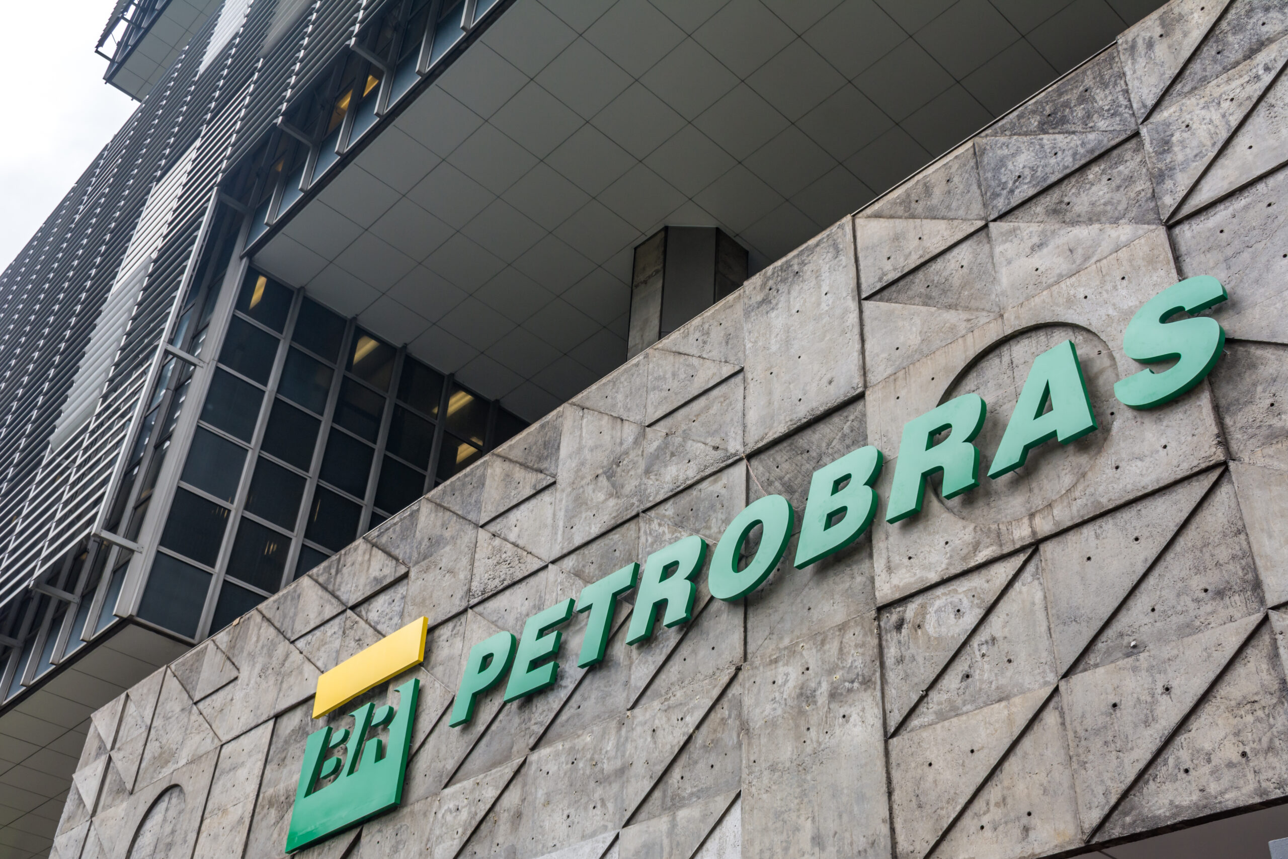 Petrobras (PETR3; PETR4) sobe após mudança em dividendos; ouça análise da EQI Research