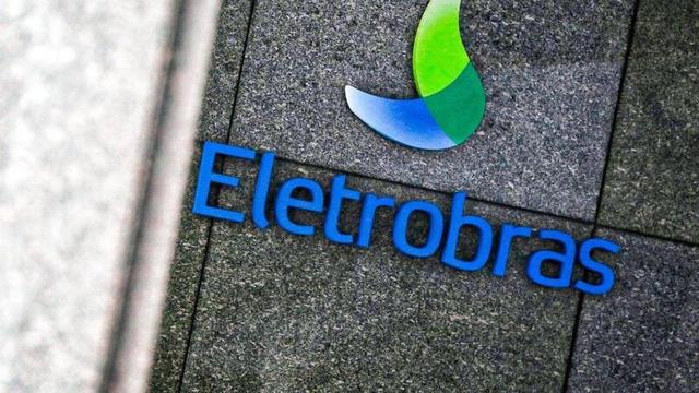 Logotipo da Eletrobras em uma superfície, sobre a ação ELET3.