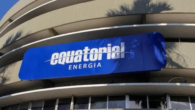 Fachada de prédio com letreiro da Equatorial Energia em destaque sobre fundo azul.