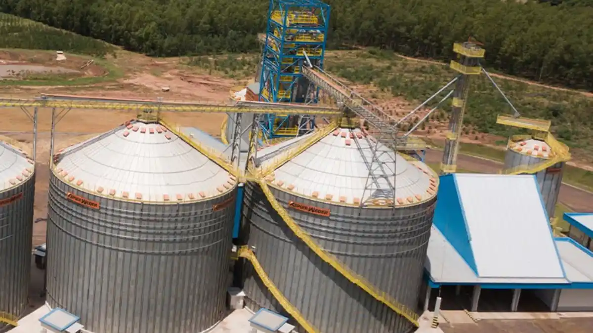 Vista aérea de grandes silos metálicos (moegas e armazéns) de armazenamento de grãos, que são a principal produção da Kepler Weber.