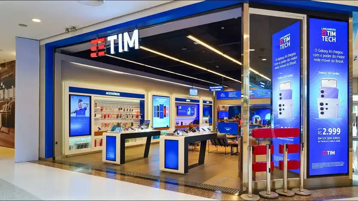 Interior de uma loja da TIM com celulares e expositores, representando a empresa e a ação TIMS3