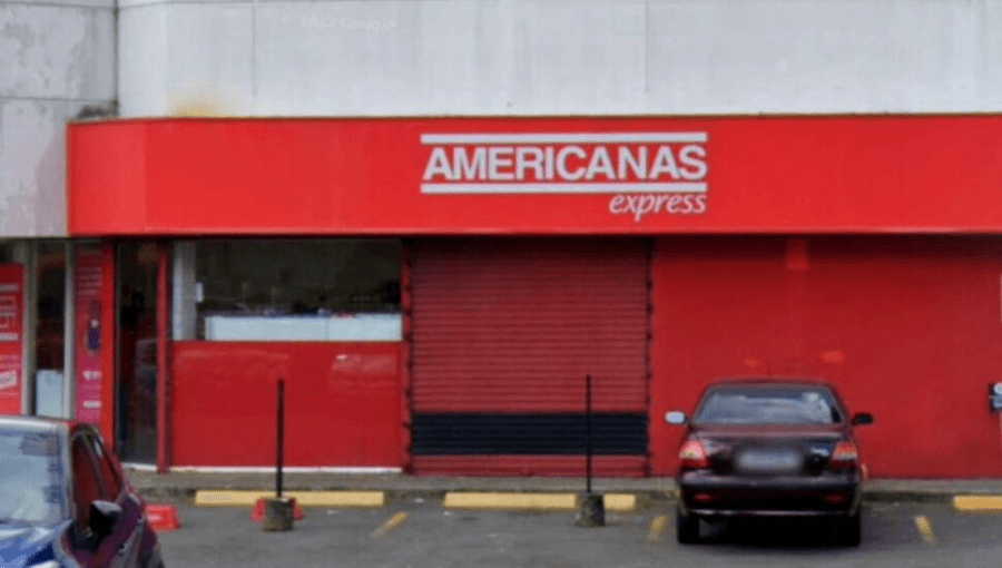 Imagem mostra uma das unidades da Americanas parcialmente fechada.