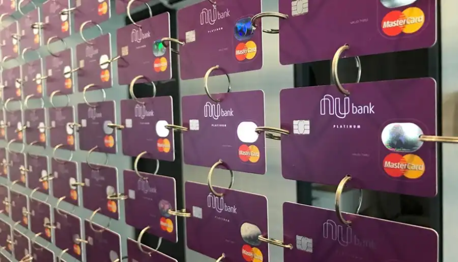 Imagem mostra uma série de cartões do Nubank.