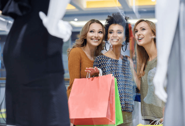 dia do cliente: foto de mulheres olhando vitrine