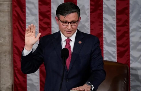 EUA evitam shutdown e Mike Johnson passa em seu primeiro teste na Câmara