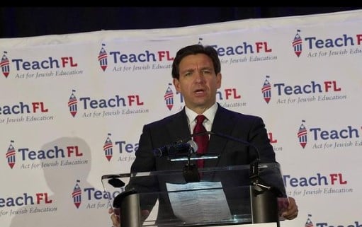 Ron DeSantis desiste das prévias do Partido Republicano e anuncia apoio a Trump