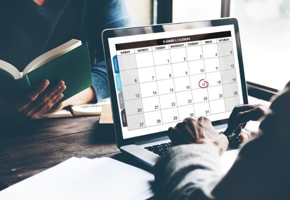 calendário econômico: foto de pessoa anaisando calendário