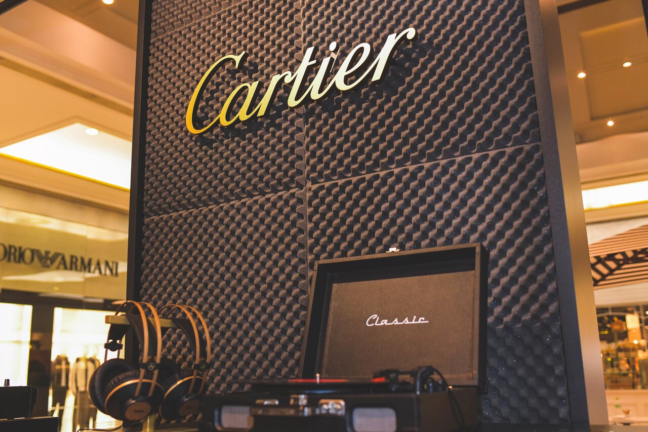 Ações da Richemont, proprietária da Cartier, sobem 6% com vendas recordes