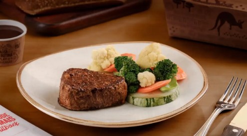 Dona do Outback busca saída do Brasil e já sondou fundos, diz jornal