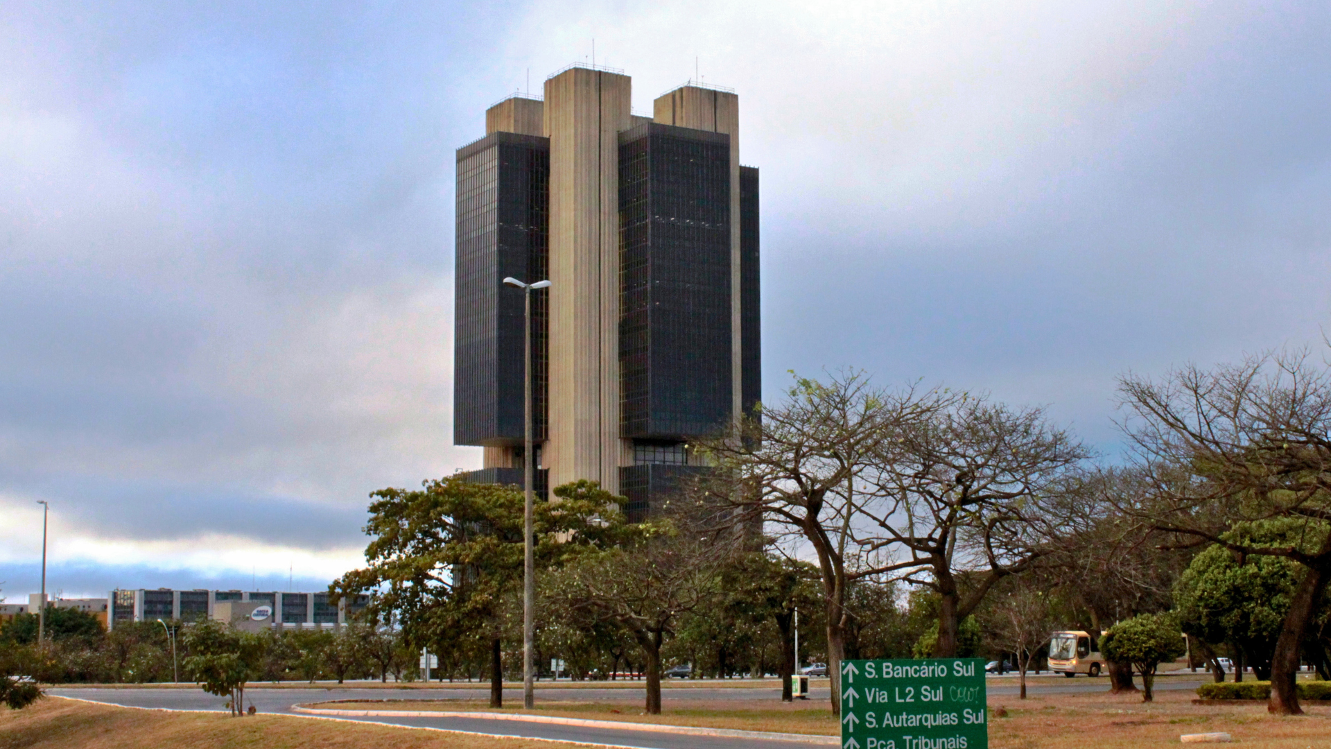 Boletim Focus volta a elevar projeção da Selic e prevê ausência de cortes adicionais em 2024