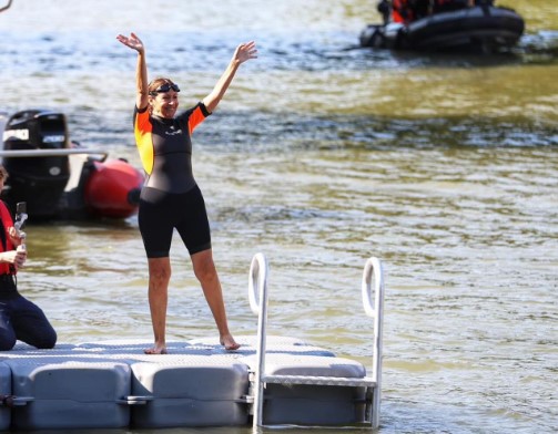 Olimpíadas: prefeita de Paris cumpre promessa e nada no Sena