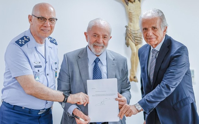 Lula assina projeto de lei para criação da empresa estatal aeroespacial