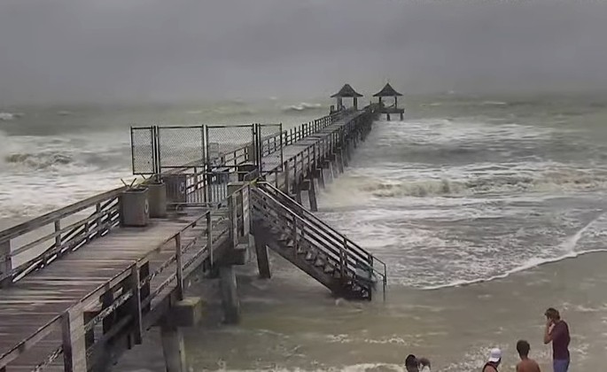 Furacão Milton se aproxima da Flórida e população corre para se proteger